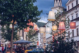Lampignons hängen auf Straße