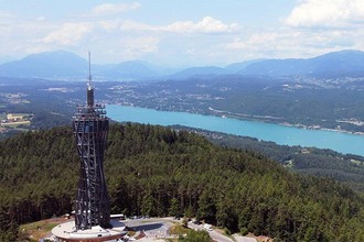 Pyramidenkogel mit Wörthersee im Hintergrund