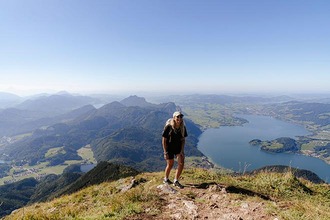 Frau beim Wandern mit Blick auf See