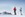 Skifahrer auf Piste vor Bergpanorama