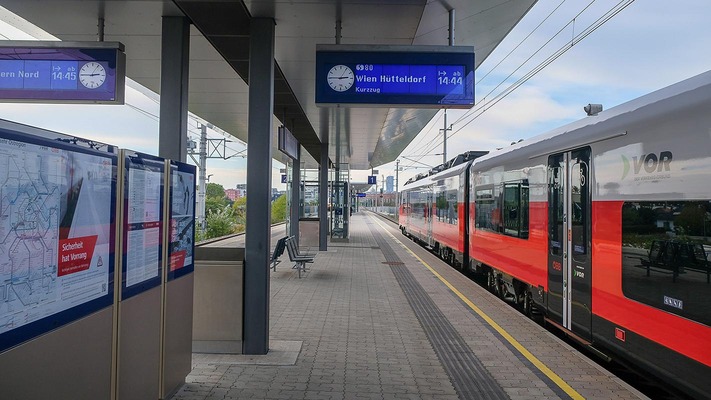 Bahnsteig am Bahnhof in Wien Hirschstetten