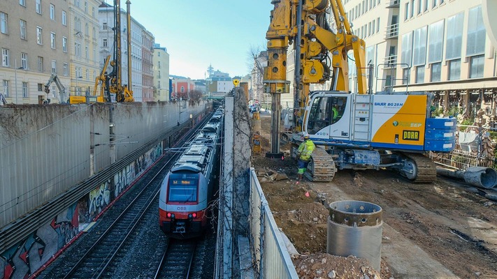 Bohrpfahlarbeiten an einer Schnellbahnstation