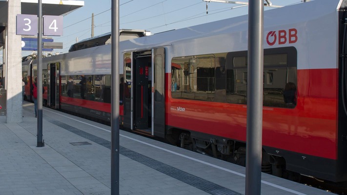 ÖBB Cityjet am Bahnhof Tulln mit Reisenden am Bahnsteig