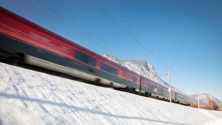 Railjet in winterlicher Landschaft