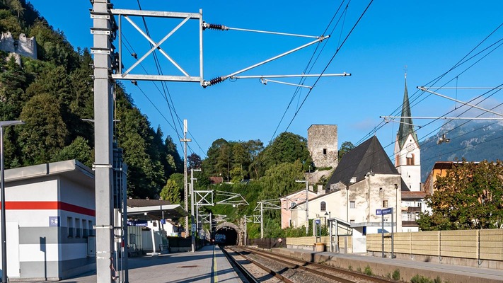 Blick auf die Gleise in den Rattenbergtunnel