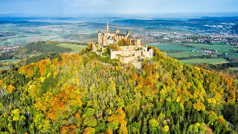 Blick auf Burg Hohenzollern auf dem Berggipfel im Herbst.