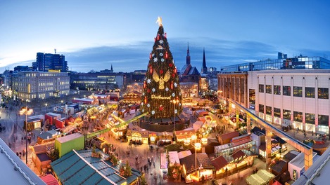 Riesiger geschmückter Weihnachtsbaum auf dem Weihnachtsmarkt am Hansaplatz in Dortmund