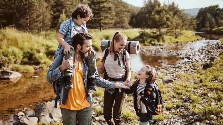 Das ÖBB Freizeitticket. Eine Familie beim Wandern in den Wäldern.
