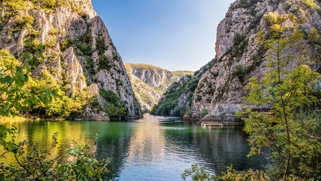 Fluss fließt durch Tal in Nordmazedonien