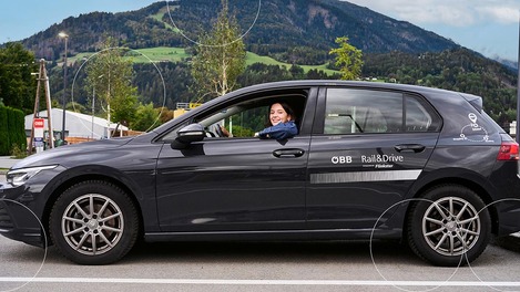 Fahrerin in einem ÖBB Rail & Drive Fahrzeug