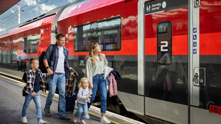 Reisende beim Einstieg in den Railjet