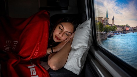 Frau schläft in der Mini Cabin im Nighjet Richtung Schweiz