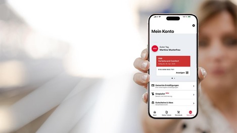 Kundin zeigt VC Comfort am Smartphone