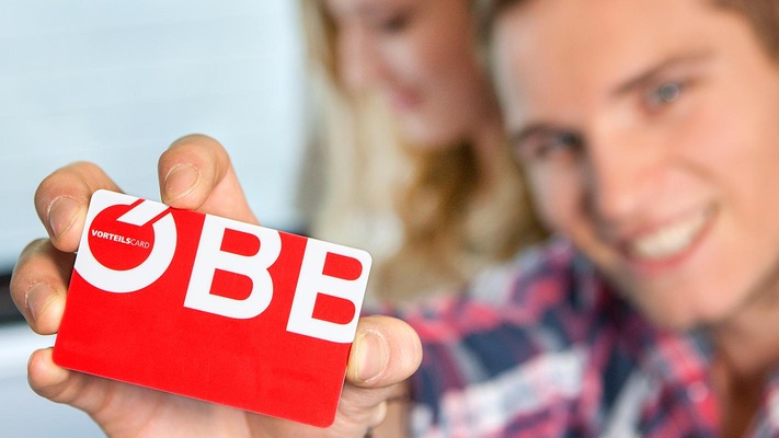 Young person holds Vorteilscard Jugend