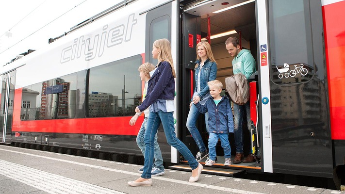Familie steigt aus ÖBB Cityjet