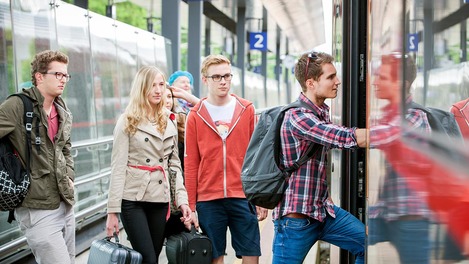 Jugendliche beim Einstieg in den ÖBB Railjet