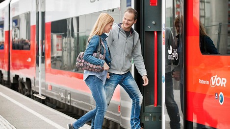 Paar steigt in ÖBB Cityjet