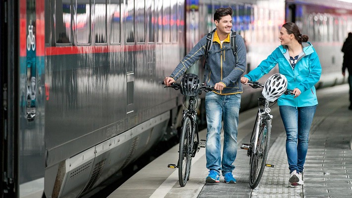 Paar am Bahnsteig mit Fahrrädern