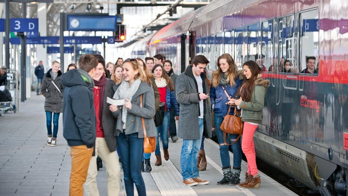 Reisegruppe am Bahnsteig