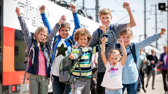 Schüler am Bahnsteig