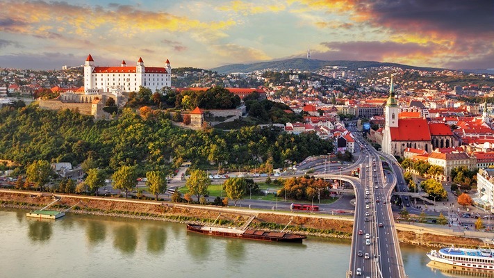 Stadtpanorama mit Schloss in Bratislava