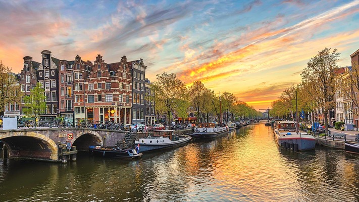Kanal in Amsterdam bei Dämmerung