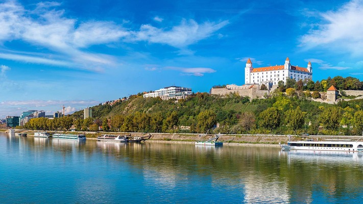 Blick von der Donau auf Burg Bratislava
