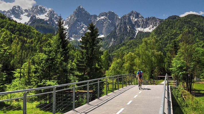 Radfahrer auf Fahrradweg auf Brücke