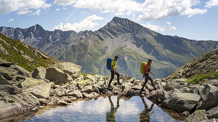 Hikers on the Tauernhöhenweg