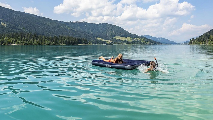 Holidaymakers bathing in the Weissensee