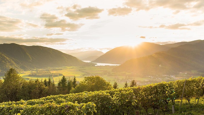 Villach mit Blick auf den Ossiacher See