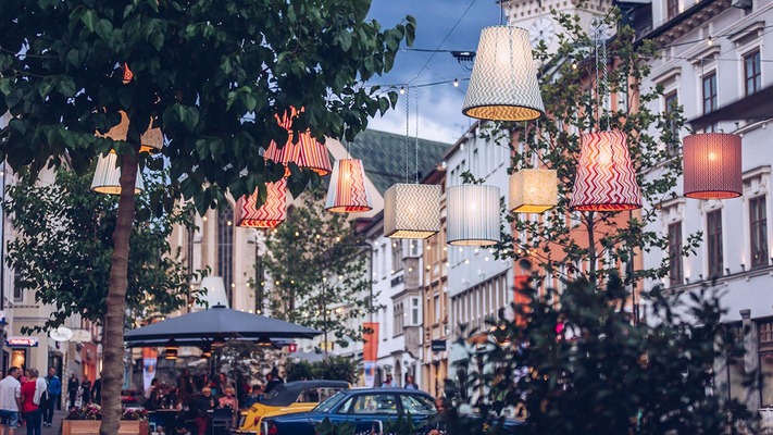 Lampignons hängen auf Straße