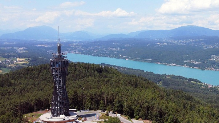 Pyramidenkogel mit Wörthersee im Hintergrund