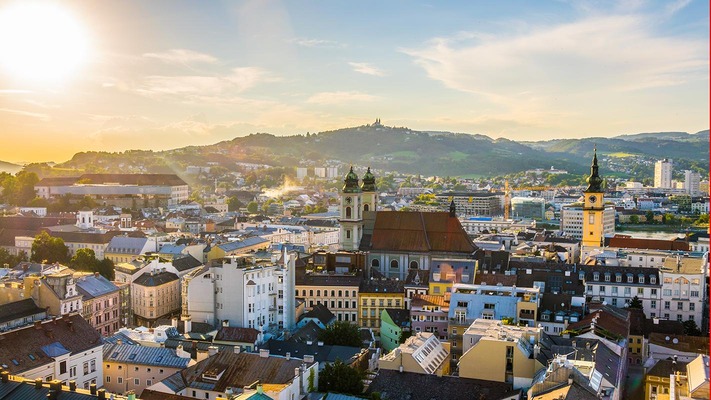 Linz mit dem Pöstlingberg im Hintergrund