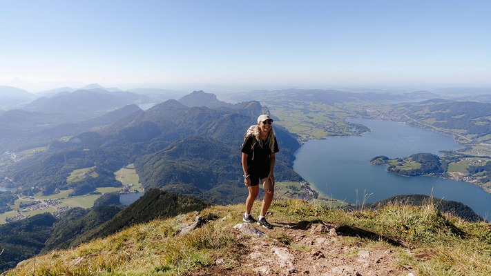 Frau beim Wandern mit Blick auf See