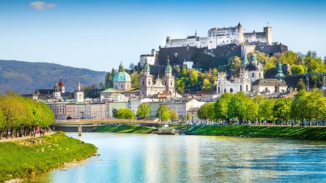 Blick auf Salzburg von der Salzach