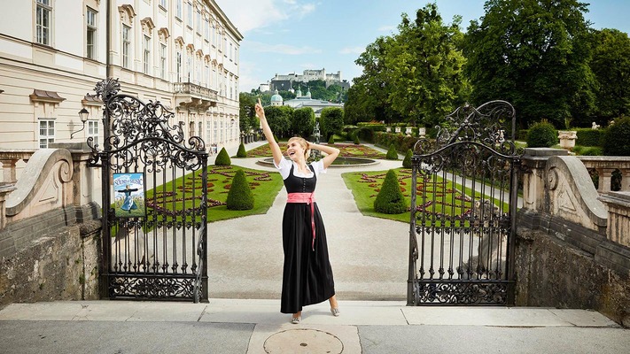 Frau steht im Mirabellgarten in Salzburg