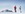 Skifahrer auf Piste vor Bergpanorama