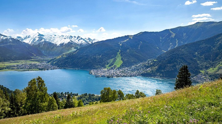 Blick auf die Berge und Zell am See Kaprun