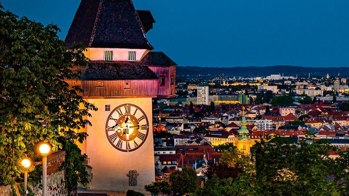 Grazer Uhrturm bei Nacht