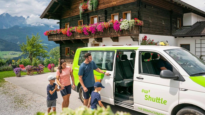 Familie in den Bergen mit W3 Shuttle