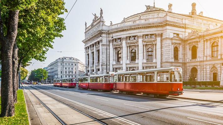 Straßenbahn auf der Ringstraße beim Burgtheater