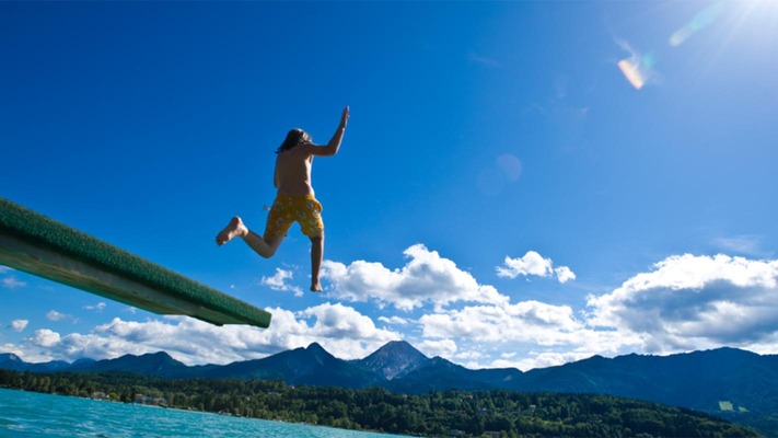 Person springt in See