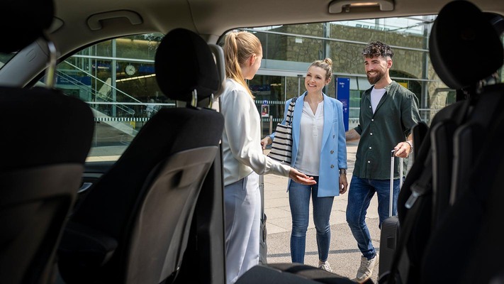 Personen steigen in Auto