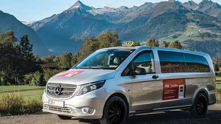 Shuttle-Bus vor schöner Landschaft