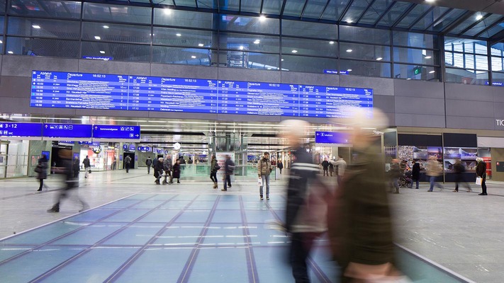 Halle des Hauptbahnhof Wien mit Menschen
