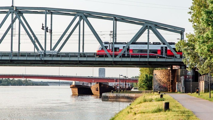 Cityjet auf Brücke