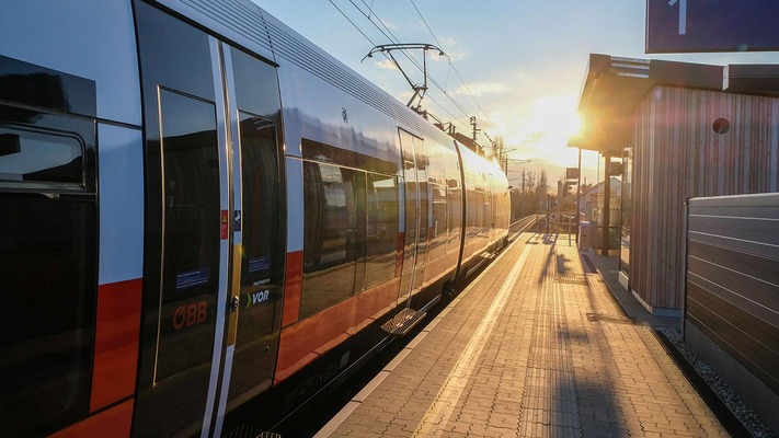 Cityjet bei Dämmerung