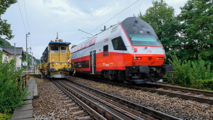 Cityjet Dosto neben Baufahrzeug