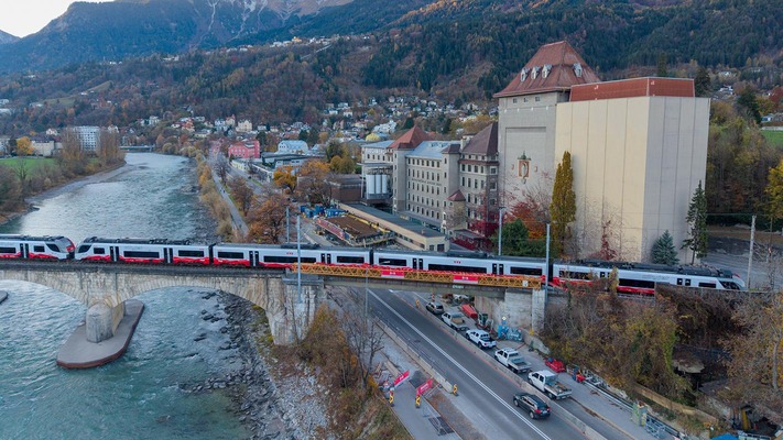 ÖBB Cityjet fährt über die Rauchmühlbrücke in Innsbruck